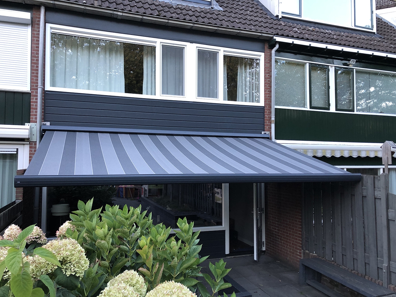 Wat is het verschil tussen een knikarmscherm en een uitvalscherm?