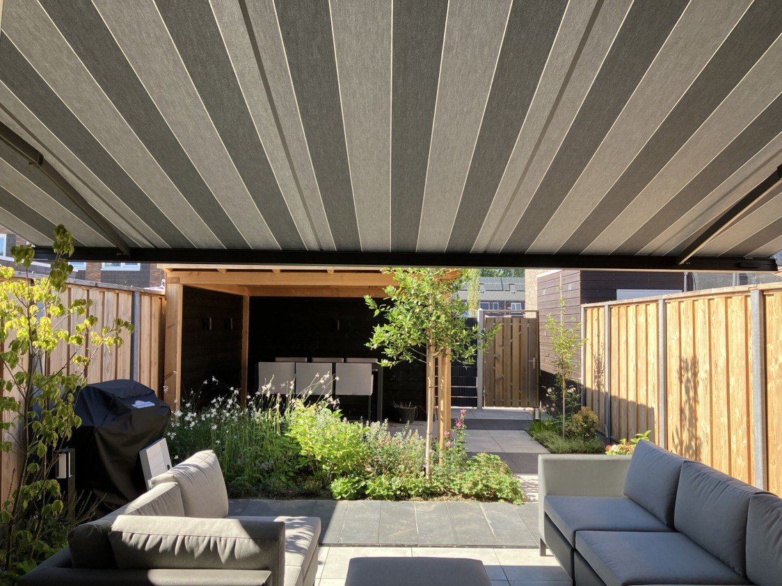 Nieuwe blog - Waarom zijn knikarmschermen de meest populaire zonweringen voor in de tuin, op het terras of op het balkon?