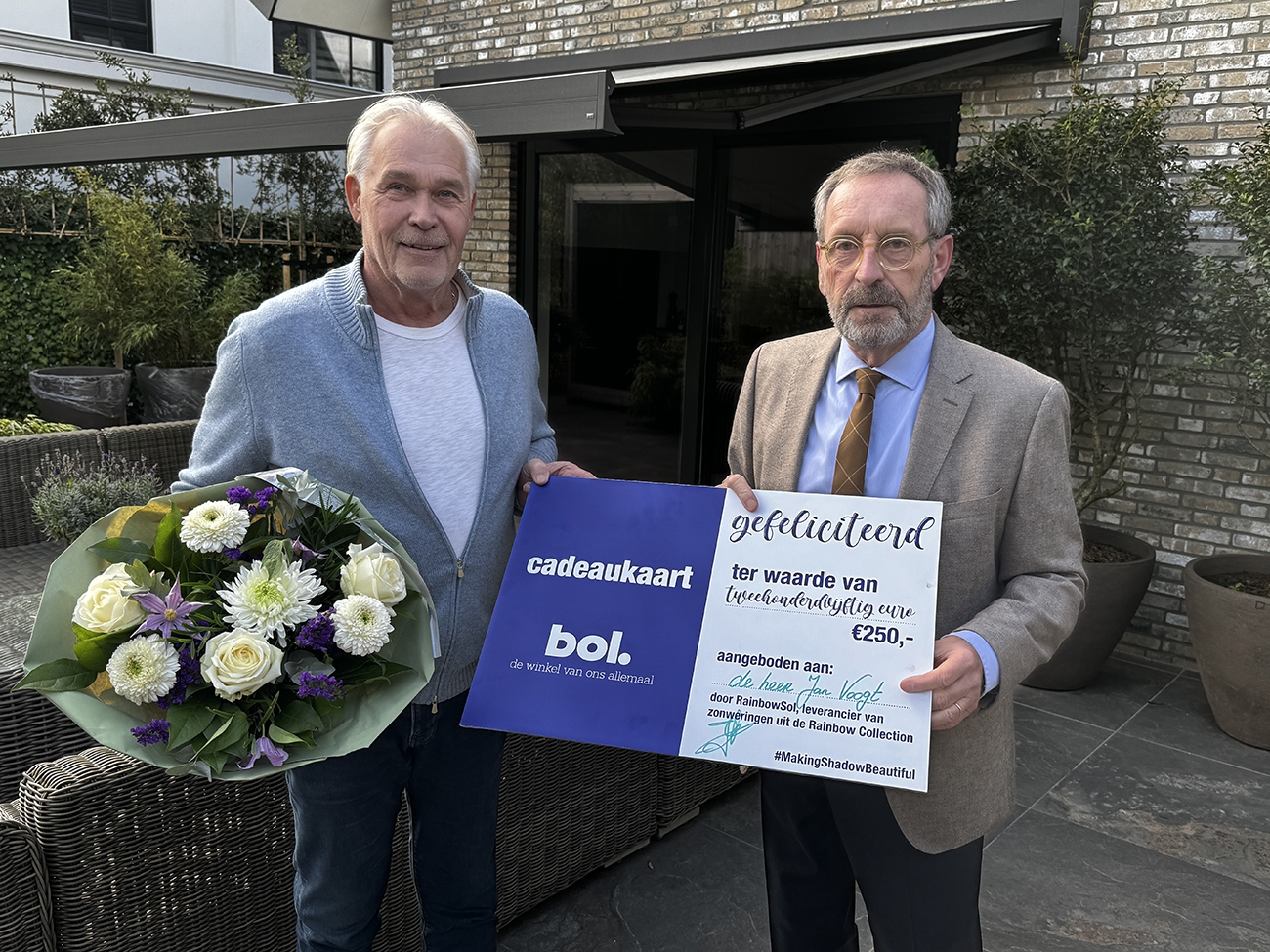 Winnaar maandprijs augustus fotoactie in Heenvliet:  ‘Heel blij met de nieuwe zonwering uit de Rainbow Collection. Deze past perfect’