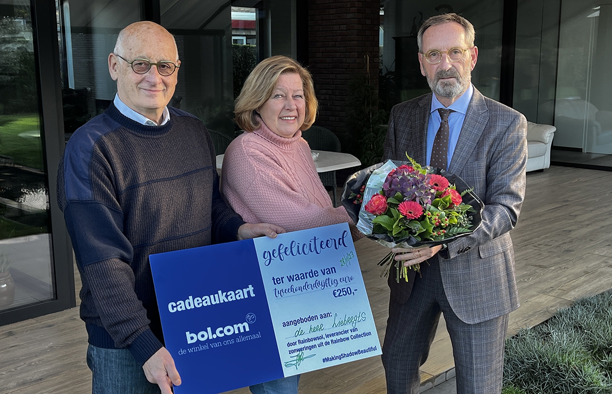 Rainbowsol reikt bol.com bonnen uit in Veldhoven aan winnaars fotoactie van de maand oktober