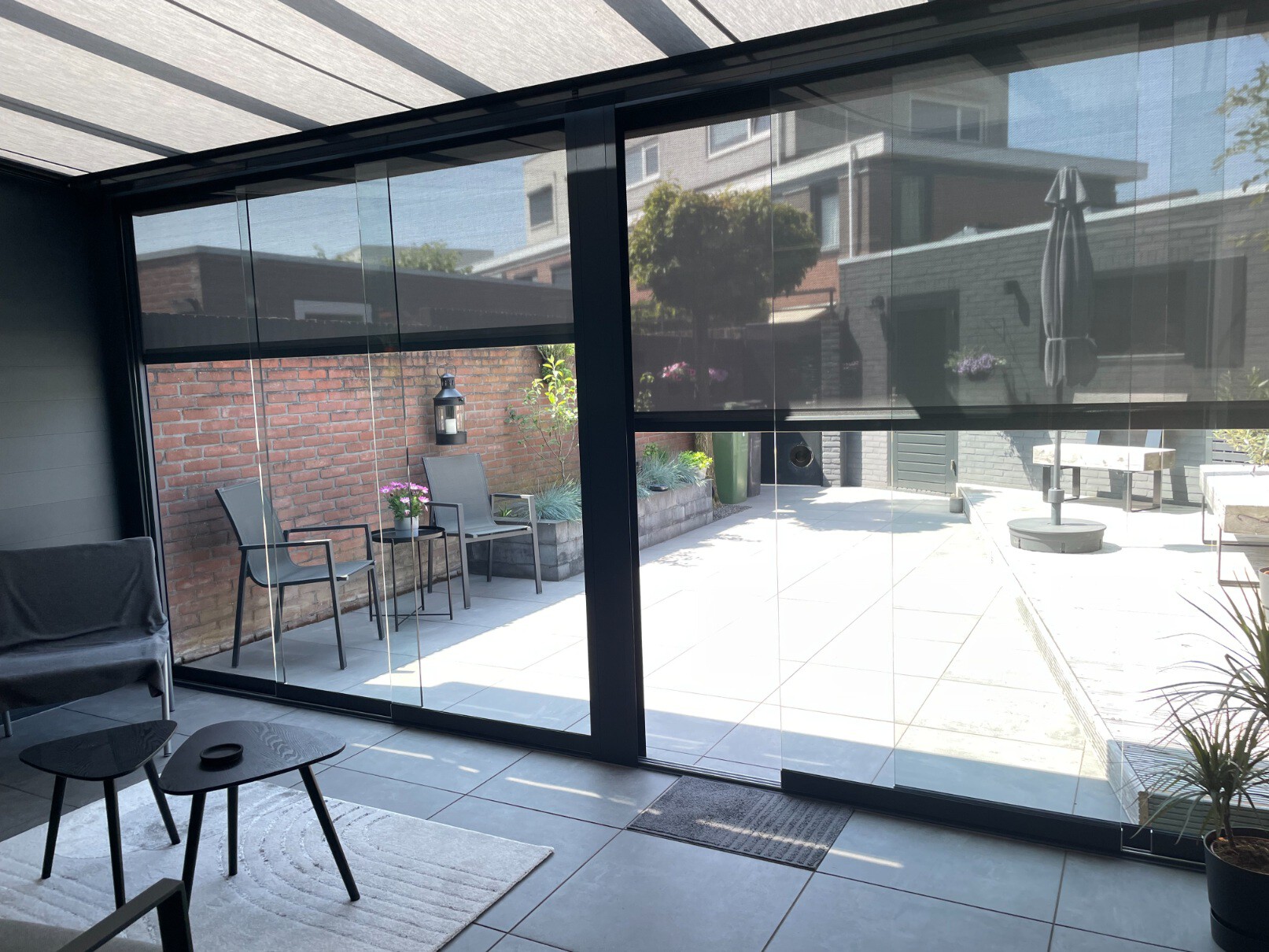 Fiësta terrasoverkapping met gestreepte Serrano zonwering op de dakpanelen