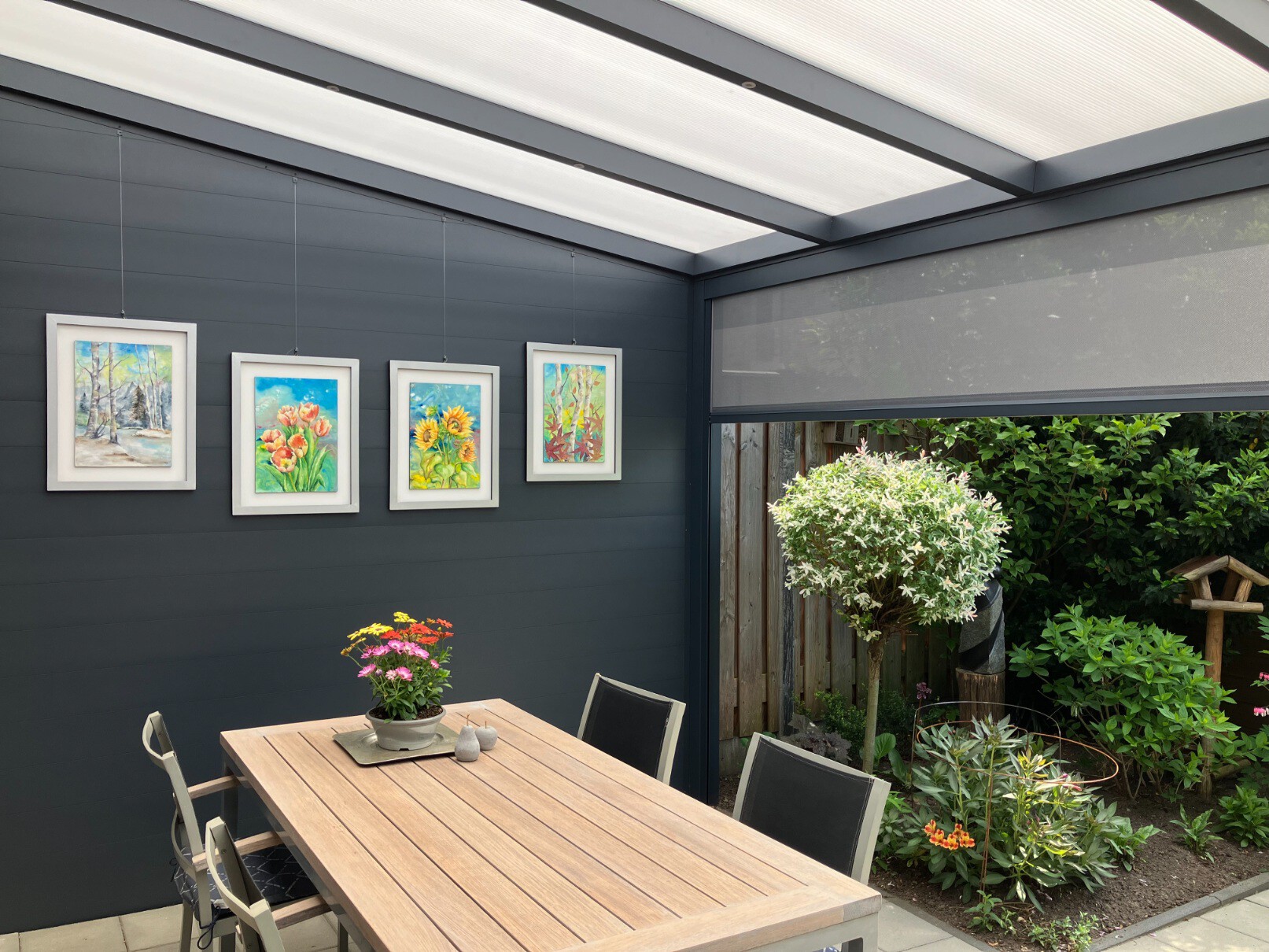 Antraciet screen voor Fiësta overkapping met vaste zijwanden en open achterkant naar de tuin.