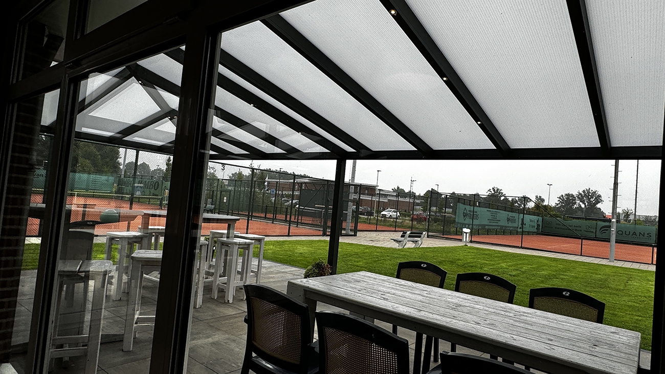 Terrasoverkapping uit de Rainbow Collection gemonteerd bij tennisvereniging in Brabant: een project om trots op te zijn
