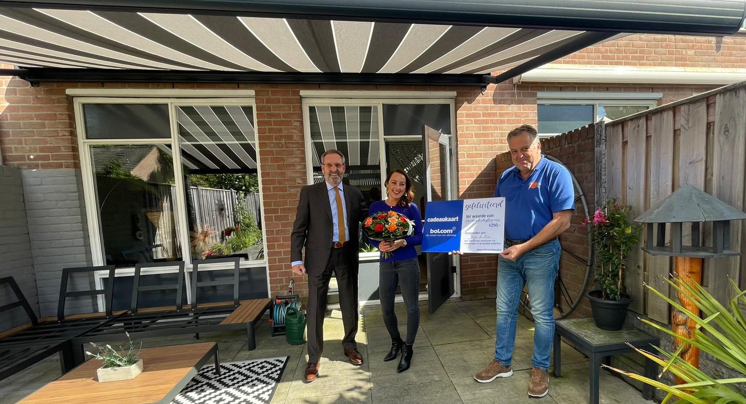 Eerste winnares van fotoactie 2024 ontvangt in Apeldoorn de bol.com kadobonnen