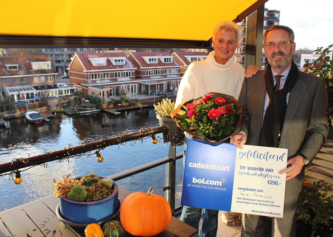 Een feestje op een balkon in Leiden bij de uitreiking van maandelijkse bol.com
