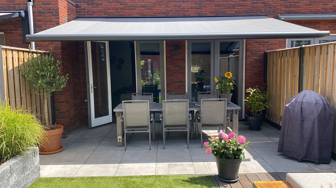 Zonwering kopen voor in de tuin of op het balkon? Wacht niet te lang en voorkom lange levertijden