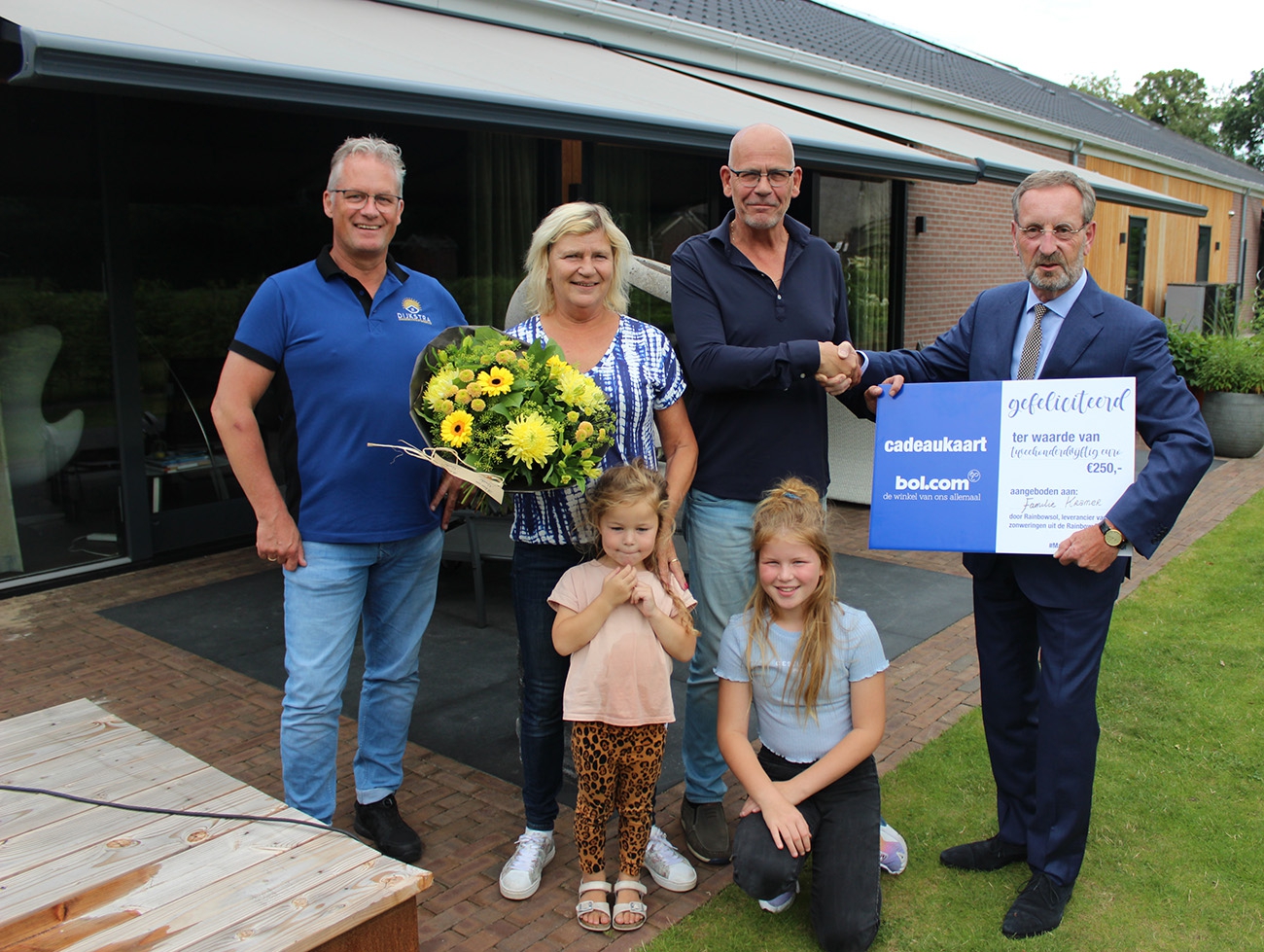 Rainbow Collection reikt eerste maandcheque van 250 euro uit in Zwiggelte (Drenthe)